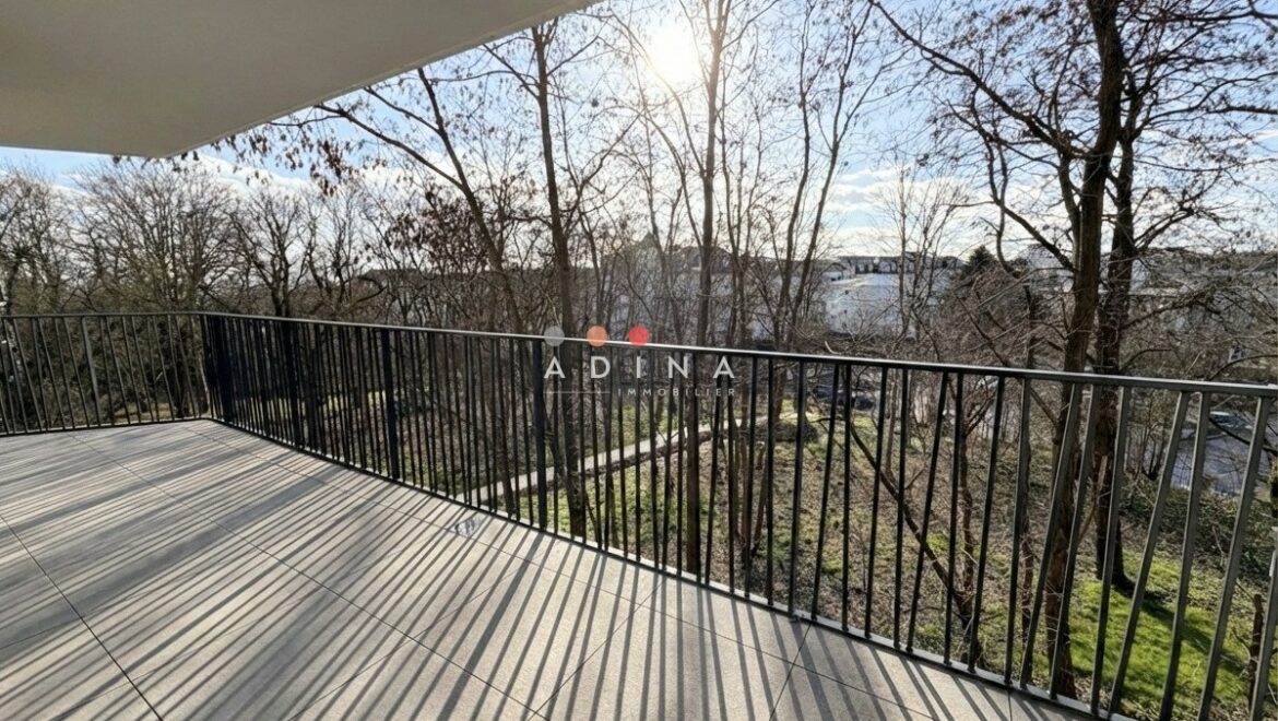 Balcon surplombant un jardin avec des arbres et soleil.