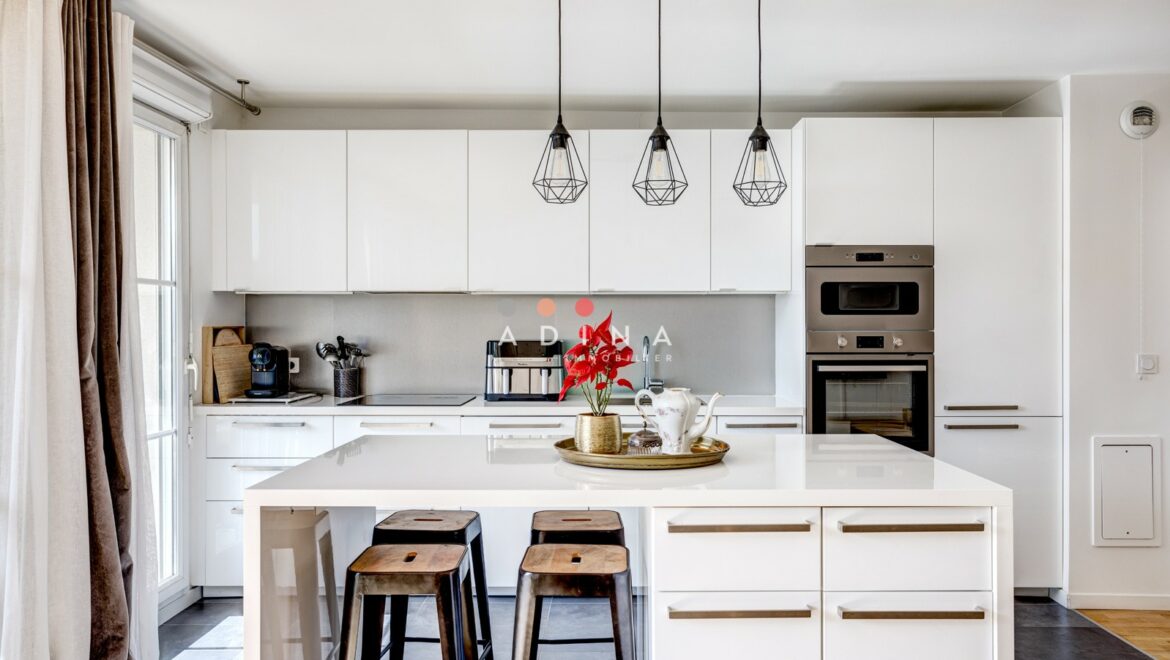 Cuisine moderne avec îlot central au Plessis-Robinson.