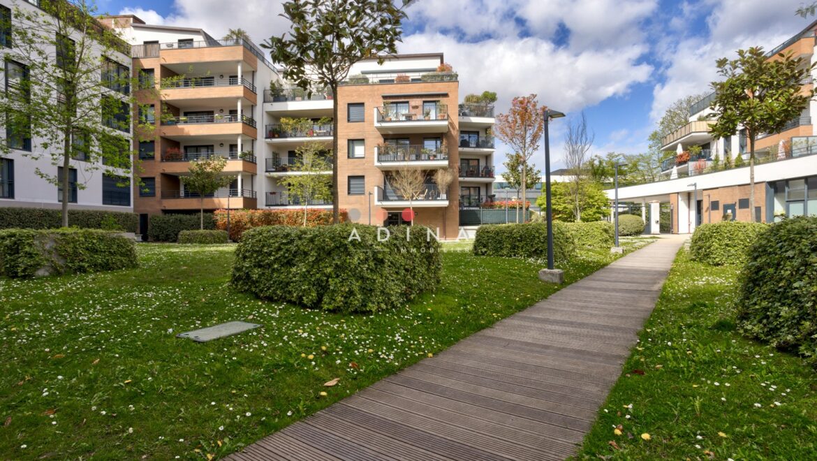 Immeuble moderne avec jardin verdoyant au Plessis-Robinson.