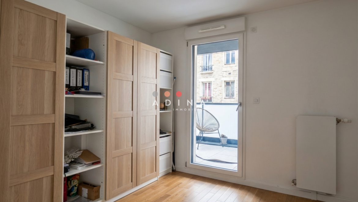Chambre avec parquet et grande fenêtre au Plessis-Robinson.