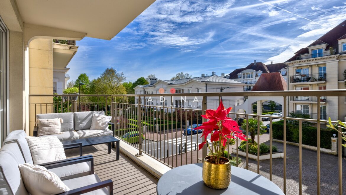 Balcon avec vue sur des immeubles résidentiels et végétation à Le Plessis-Robinson.