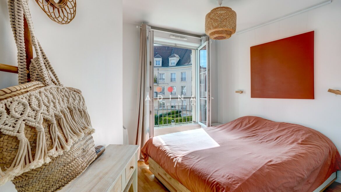 Chambre lumineuse avec fenêtre ouverte à Le Plessis-Robinson.