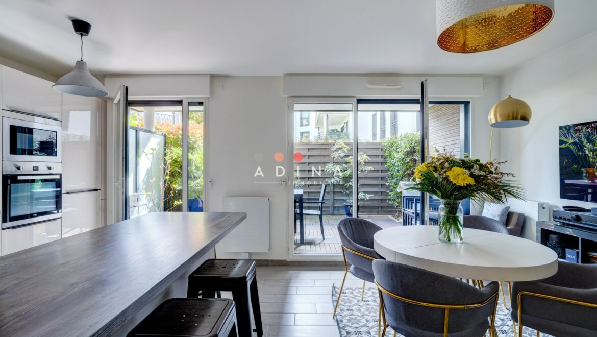 Cuisine et salle à manger modernes avec accès à une terrasse.