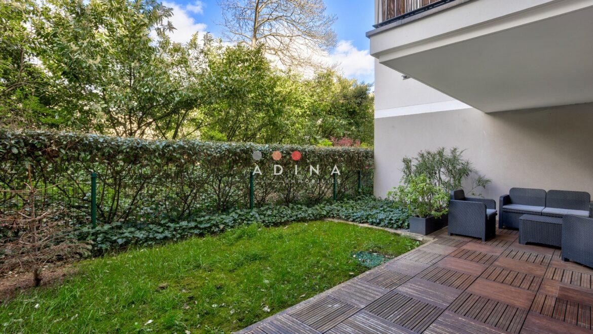 Terrasse avec mobilier d'extérieur et jardin à Le Plessis-Robinson.