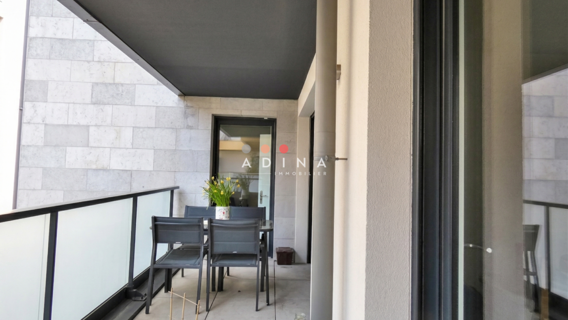 Balcon moderne avec table et chaises au Plessis-Robinson.