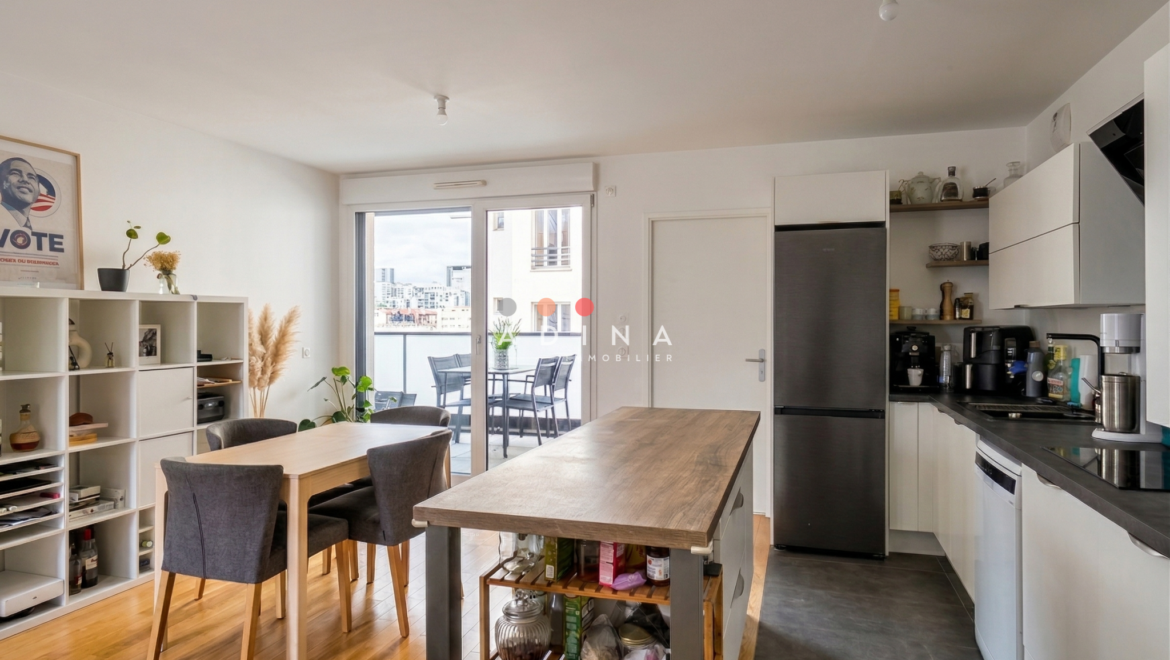 Cuisine et salle à manger modernes avec accès à un balcon.
