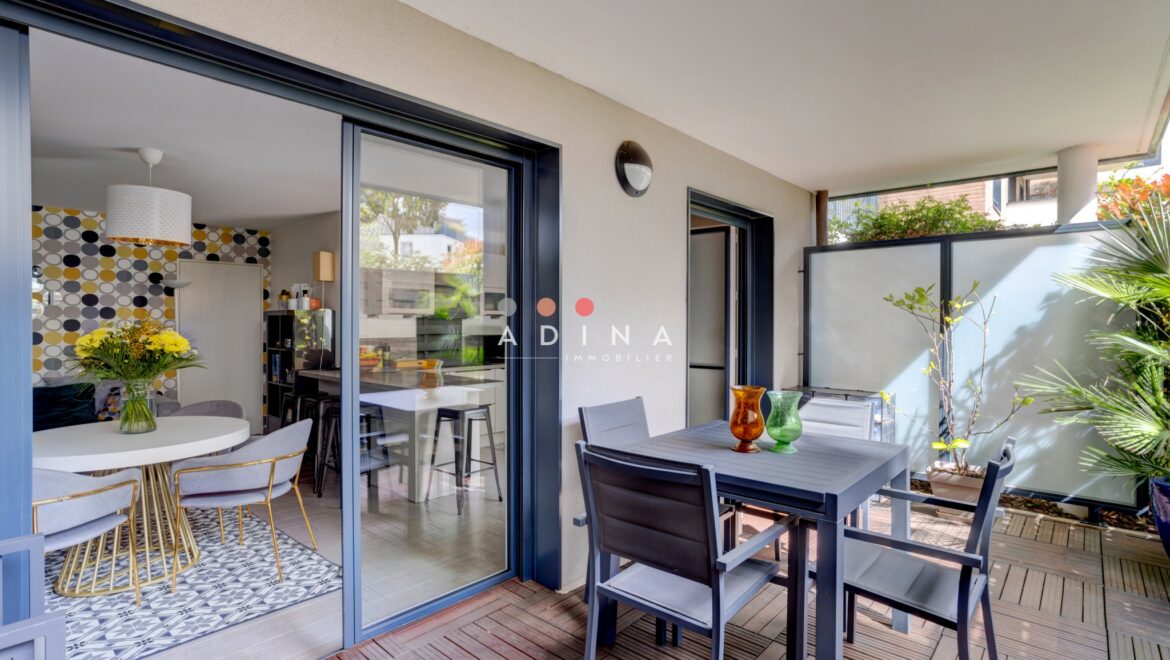 Terrasse moderne avec table et chaises au Plessis-Robinson.