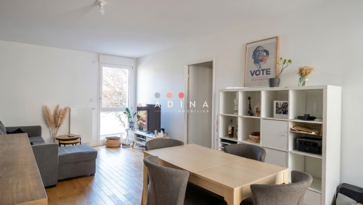 Salle à manger moderne avec salon au fond.