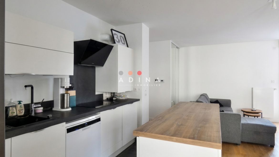 Cuisine ouverte et moderne avec îlot en bois.