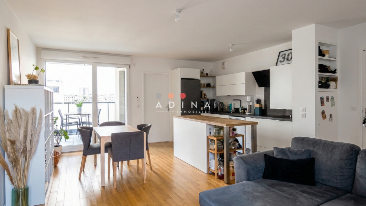 Appartement moderne avec cuisine ouverte et balcon.