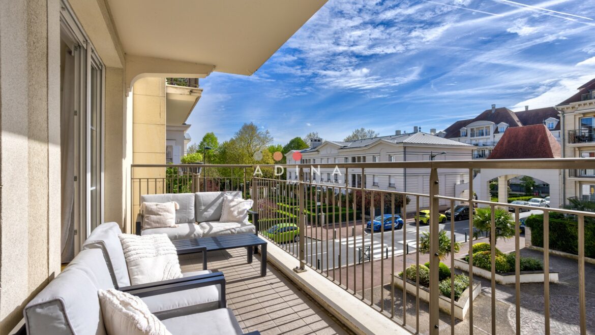 Balcon meublé avec vue sur une rue résidentielle au Plessis-Robinson.