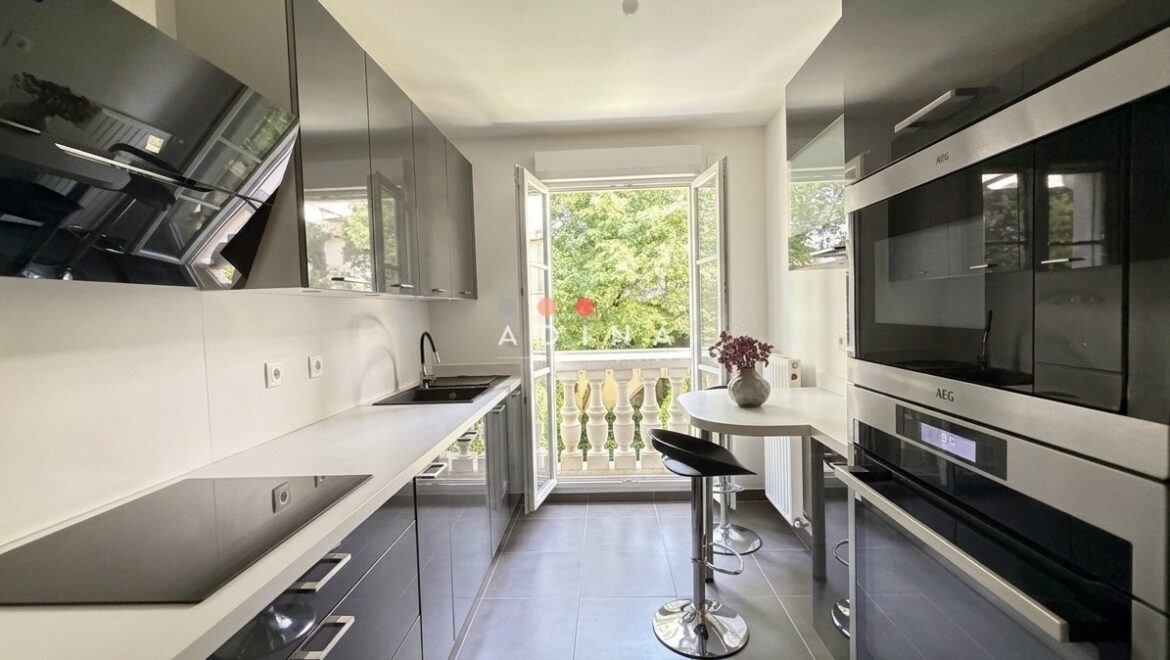 Cuisine moderne avec vue sur un balcon.
