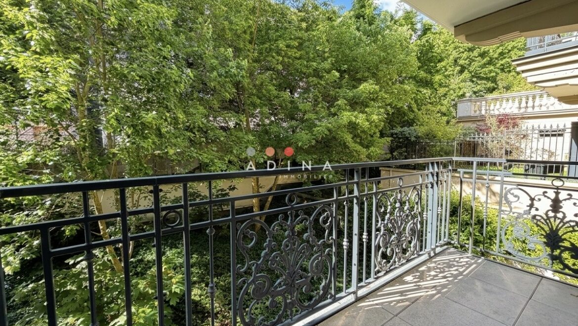 Balcon avec vue sur jardin verdoyant au Plessis-Robinson.
