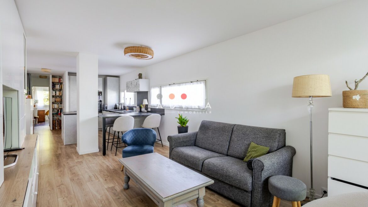 Salon moderne avec cuisine ouverte.