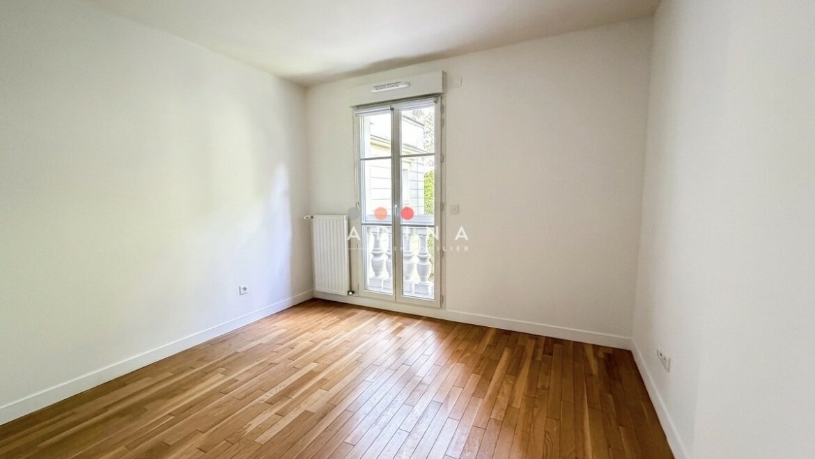 Salle vide avec parquet et fenêtre à Le Plessis-Robinson.