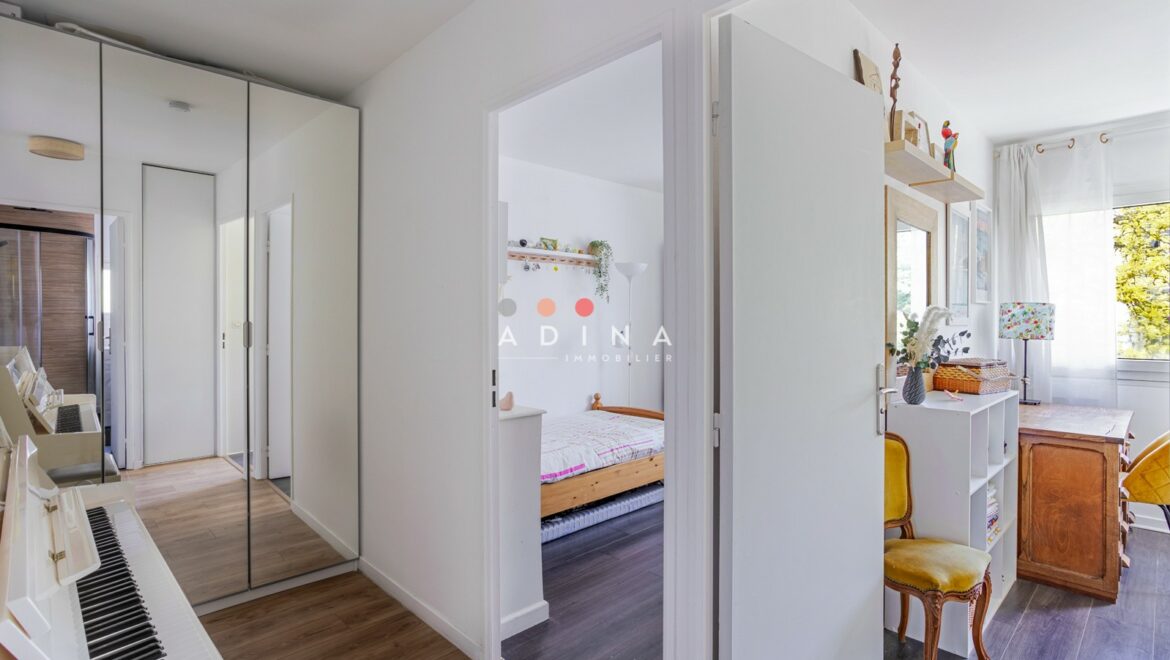 Intérieur lumineux avec salon et chambre à Le Plessis-Robinson.