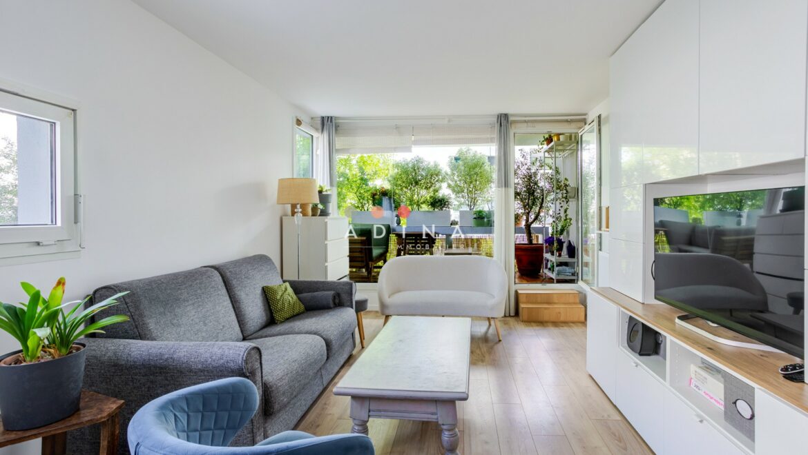 Salon lumineux avec terrasse et plantes au Plessis-Robinson.