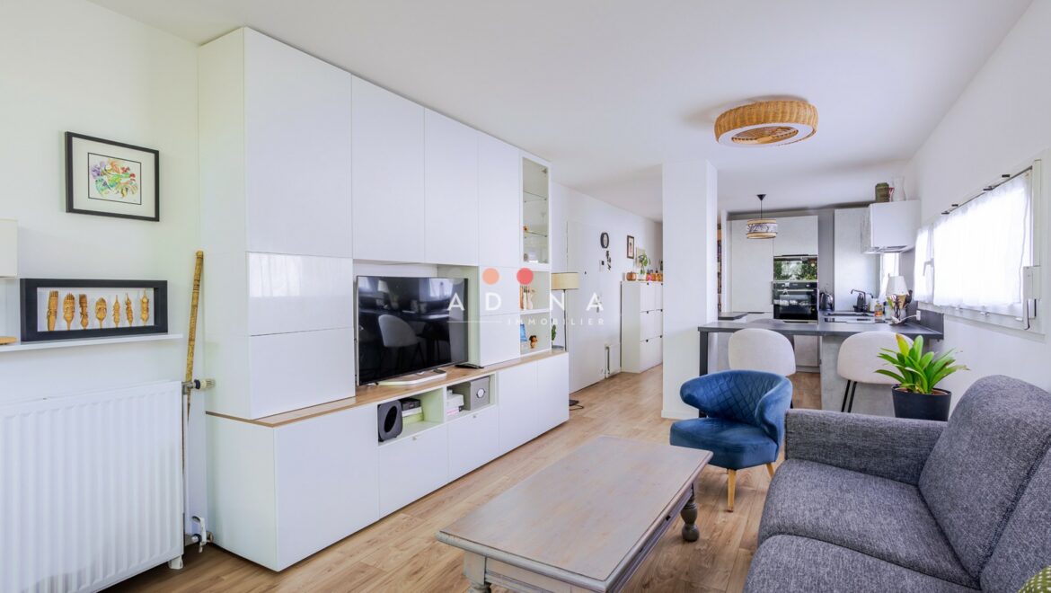 Salon moderne avec cuisine américaine à Le Plessis-Robinson.