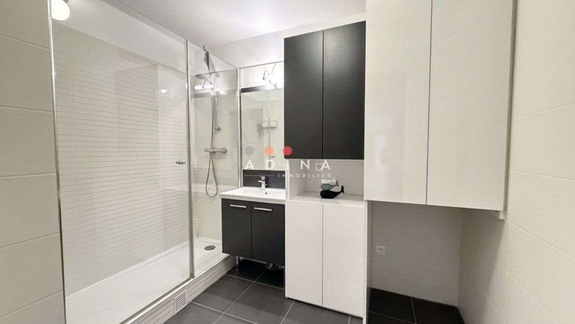 Salle de bain moderne avec douche à l’italienne.